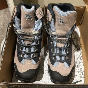 Oboz Hiking Boots Women's 10 Waterproof trail Boots worn once on Short day hike